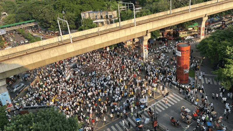 নোয়াখালীকে বিভাগ ঘোষণার দাবিতে শাহবাগ অবরোধ, দেড় ঘণ্টা পর ছাড়লেন আন্দোলনকারীরা