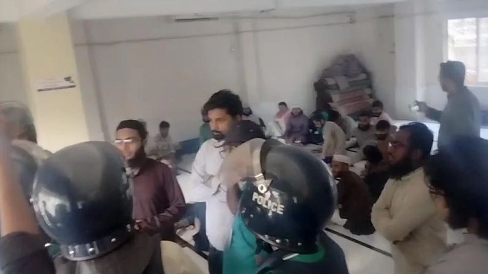 তেজগাঁও কলেজের মসজিদে বৈঠক, ২৩ জনকে আটক