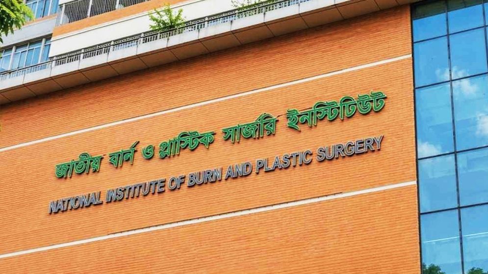 সূত্রাপুরে পারিবারিক কলহে পেট্রোল ঢেলে আগুন, একই পরিবারের ৫ জন দগ্ধ