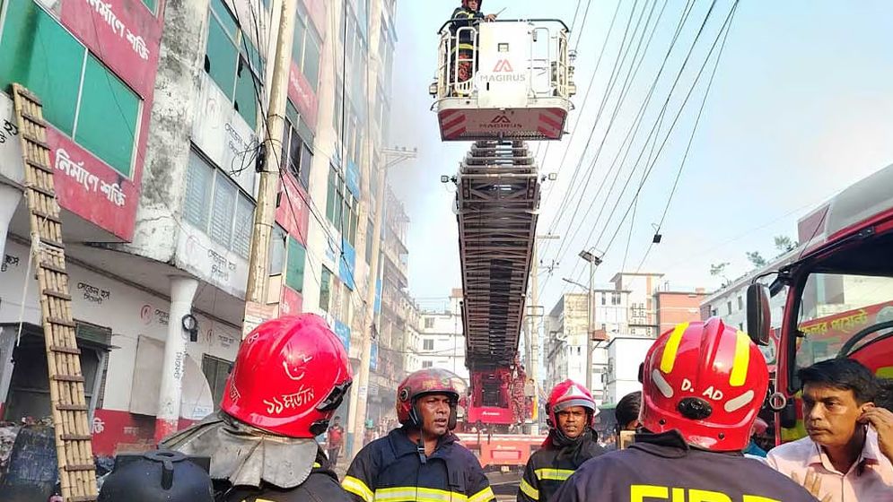 গাজীপুরে গার্মেন্টস কারখানায় আগুন, নিয়ন্ত্রণে কাজ করছে ৯ ইউনিট