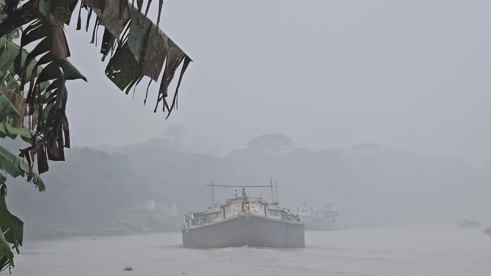 কুয়াশার চাদরে মুন্সিগঞ্জ, শীতের আগমনী বার্তা