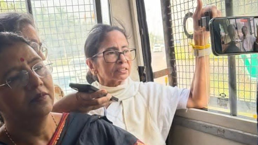 দিল্লিতে ধর্না থেকে মমতা ব্যানার্জিসহ তৃণমূলের ৬ নেতা আটক