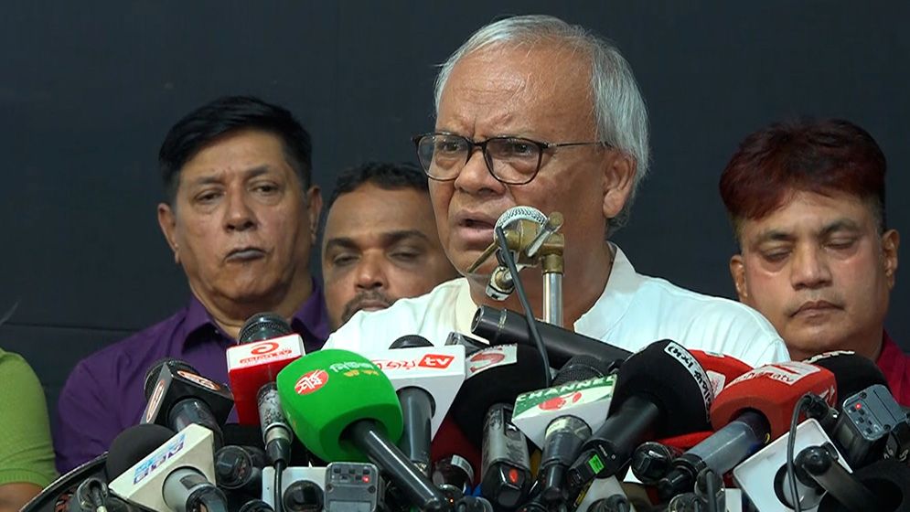 প্রধানমন্ত্রীর কার্যালয়ের সামনে ককটেল বিস্ফোরণ, জড়িতদের পরিচয় নিয়ে রিজভীর প্রশ্ন