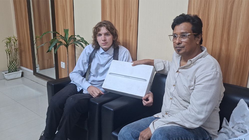 ব্যাগ হারিয়ে বিপাকে জার্মান পর্যটক, মানবিকতার টানে ল্যাপটপ উপহার