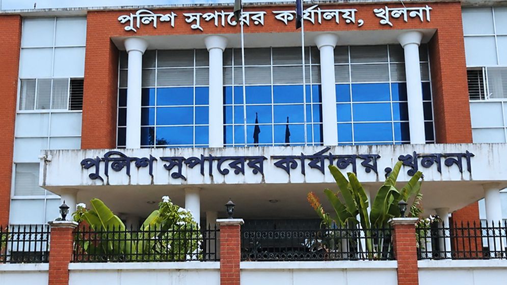 খুলনায় ছিনতাইকারীদের চাপাতির কোপে পুলিশ পরিদর্শক, দুই হাত গুরুতর জখম