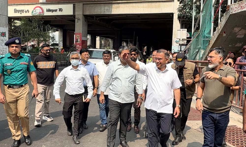 মিরপুর-১০-এ দখলমুক্ত ফুটপাত পরিদর্শনে প্রধানমন্ত্রী, কথা বললেন পথচারীদের সঙ্গে