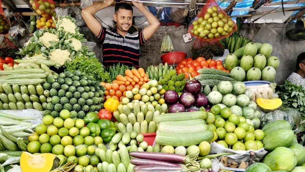 রাজধানীর বাজারে সবজির দাম কিছুটা কমলেও স্বস্তি নেই, চড়া মাছ-মুরগি