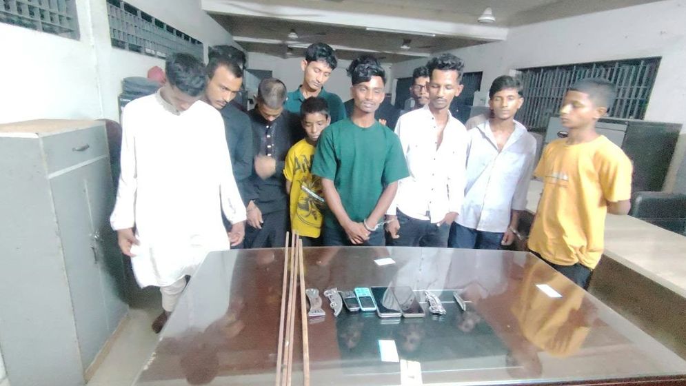 মোহাম্মদপুরে নারী, পুরুষ ও কিশোরসহ ১৩ ছিনতাইকারী গ্রেপ্তার