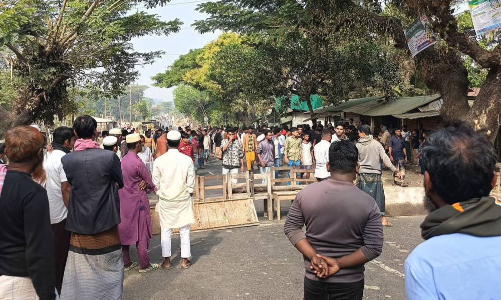 টেকনাফ সীমান্তে মায়ানমার থেকে ছোড়া গুলিতে স্কুলছাত্রী নিহত, সড়ক অবরোধ
