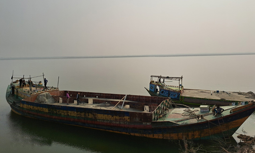 পাবনায় পদ্মা নদীর বালুমহালে পুলিশের অভিযান, ৪ জন আটক
