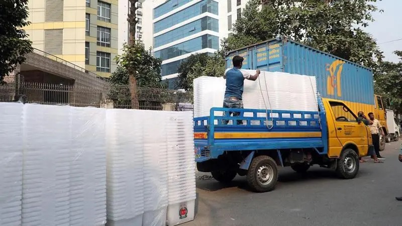 কেন্দ্রে কেন্দ্রে পৌঁছাচ্ছে ব্যালট, ঢাকাসহ বড় শহরে যাবে সন্ধ্যার মধ্যে