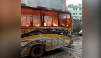মিরপুরে যাত্রীবাহী বাসে আগুন, গুলি ছুড়ে চালক-সহকারীকে মারধর
