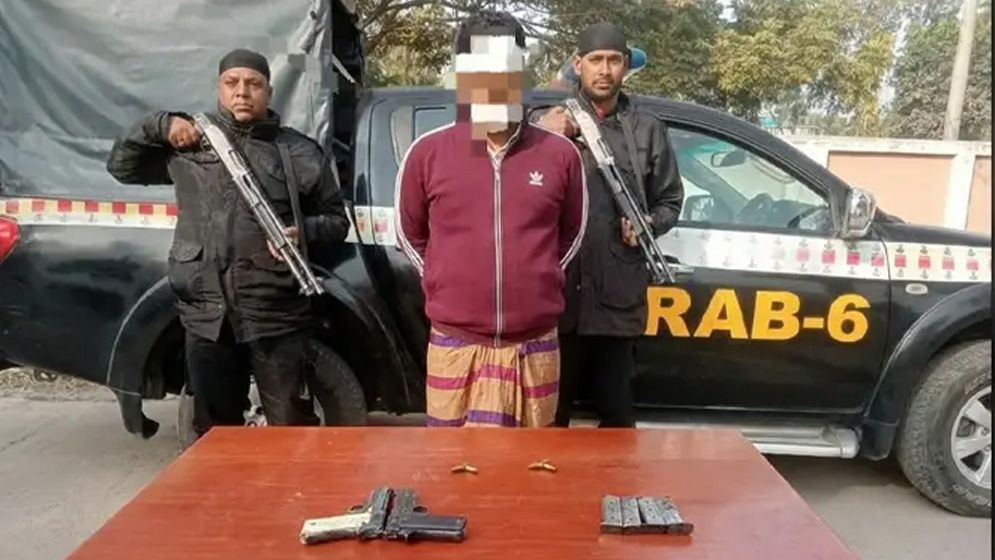 বেনাপোলে র‍্যাবের অভিযানে দুই বিদেশি পিস্তল ও গুলিসহ যুবক আটক